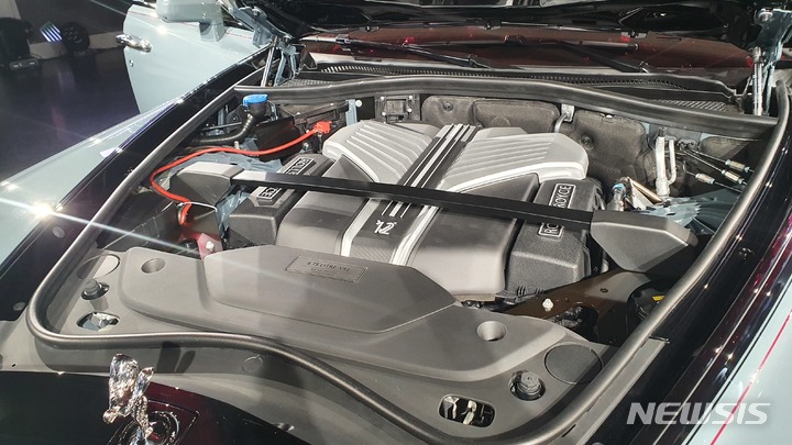 [서울=뉴시스]정윤아기자=롤스로이스모터카가 25일 롤스로이스를 대표하는 플래그십 럭셔리 모델 팬텀 시리즈 II(Phantom Series II)를 국내에 출시했다. 