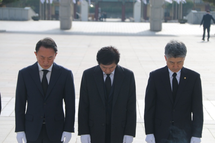 국립 5·18 민주묘지 참배하는 미국 캘리포니아주 5·18 민주화운동 기념일 결의안 제정준비위원회 대표단. (사진=준비위 제공) *재판매 및 DB 금지