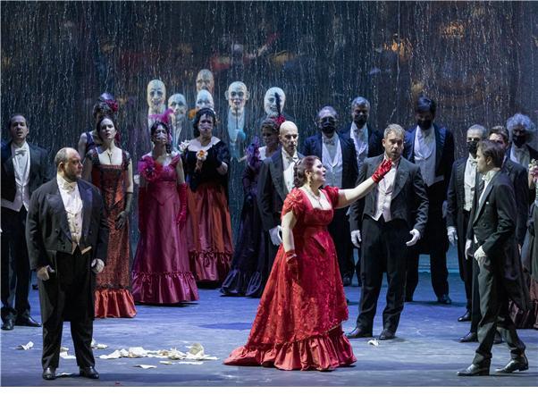 [서울=뉴시스]비올레타 역의 소프라노 길다 피우메의 '라 트라비아타' 공연 장면. (사진=솔오페라단 제공) 2022.11.25. photo@newsis.com  *재판매 및 DB 금지