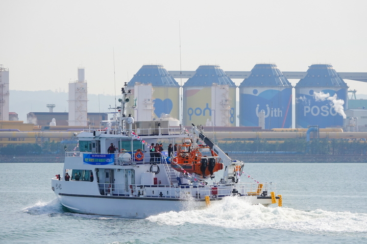 [포항=뉴시스] 강진구 기자 = 경북 포항시는 신규 행정선 ‘연오세오호’(사진)가 25일 오전 취항식을 갖고 첫 항해를 시작했다고 밝혔다.(사진=포항시 제공) 2022.11.25.photo@newsis.com *재판매 및 DB 금지