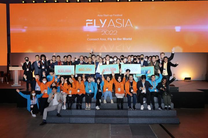 [부산=뉴시스] 아시아 창업엑스포 'FLY ASIA 2022' 폐막 단체사진. (사진=부산시 제공) *재판매 및 DB 금지