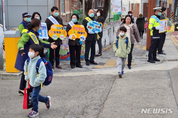 [인천=뉴시스] 이루비 기자 = 인천부평북초등학교에서 진행된 '안전한 교통질서 캠페인'. (사진=인천 부평구 제공) 2022.11.25. photo@newsis.com *재판매 및 DB 금지