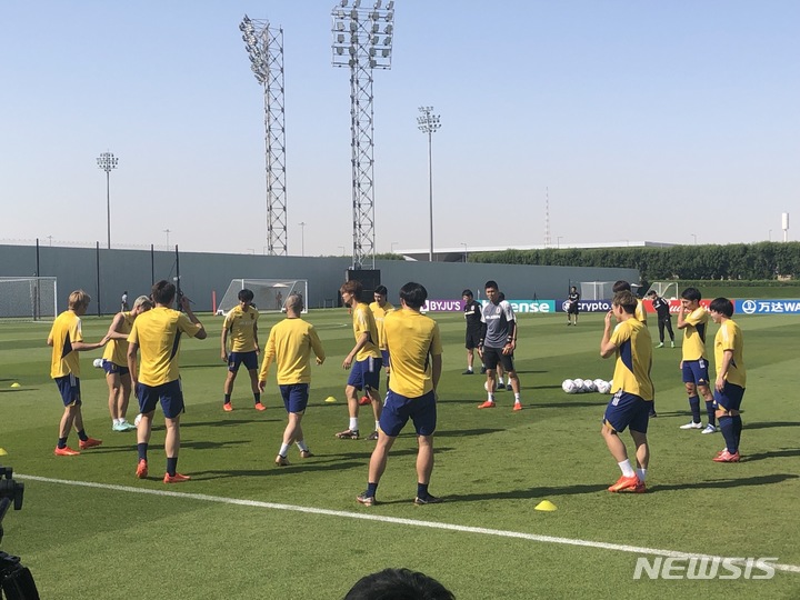 [도하(카타르)=뉴시스]박지혁 기자 = 일본 축구대표팀이 25일 오전(한국시간) 카타르 도하의 알사드 SC 훈련장에서 몸을 풀고 있다. 일본은 지난 23일 우승후보 독일과의 2022 카타르월드컵 E조 조별리그 1차전에서 2-1 역전승을 거두며 16강 청신호를 켰다. fgl75@newsis.com