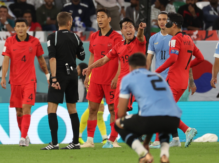 [알라이얀(카타르)=뉴시스] 조성우 기자 = 25일(현지시간) 카타르 알라이얀 에듀케이션 시티 스타디움에서 열린 2022 카타르 월드컵 H조 1차전 대한민국과 우루과이의 경기, 김영권이 심판에게 항의하고 있다. 2022.11.25. xconfind@newsis.com