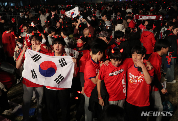 [서울=뉴시스] 고승민 기자 = 붉은악마 등 시민이 지난 24일 밤 서울 광화문광장에서 대형스크린을 통해 2022 피파 카타르 월드컵 조별리그 H조 대한민국 대 우루과이 경기를 관람한 뒤 무승부로 끝나자 자리에서 철수하고 있다. 2022.11.25. kkssmm99@newsis.com