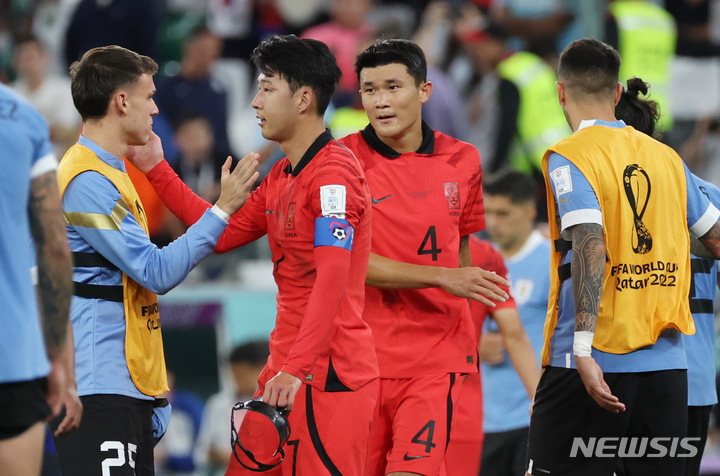 [알라이얀(카타르)=뉴시스] 조성우 기자 = 24일(현지시간) 카타르 알라이얀 에듀케이션 시티 스타디움에서 열린 2022 카타르 월드컵 H조 1차전 대한민국과 우루과이의 경기, 한국 손흥민 등 선수들이 우루과이에 0-0으로 비긴 뒤 인사를 나누고 있다. 2022.11.25. xconfind@newsis.com