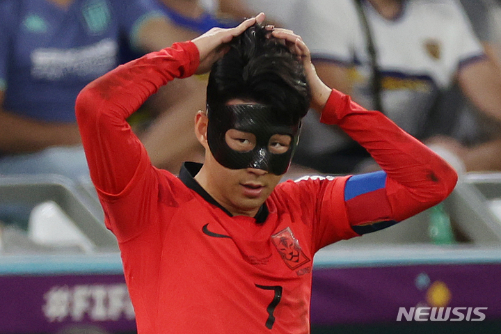 [알라이얀(카타르)=뉴시스] 백동현 기자 = 24일(현지시간) 카타르 알라이얀 에듀케이션 시티 스타디움에서 열린 2022 카타르 월드컵 H조 1차전 대한민국과 우루과이의 경기, 손흥민이 땀을 닦고 다시 마스크를 착용하고 있다. 2022.11.24. livertrent@newsis.com