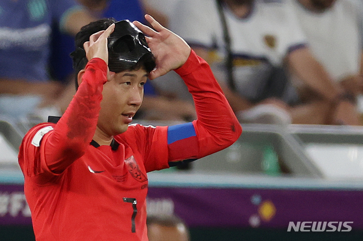 [알라이얀(카타르)=뉴시스] 백동현 기자 = 24일(현지시간) 카타르 알라이얀 에듀케이션 시티 스타디움에서 열린 2022 카타르 월드컵 H조 1차전 대한민국과 우루과이의 경기, 손흥민이 땀을 닦고 다시 마스크를 착용하고 있다. 2022.11.24. livertrent@newsis.com