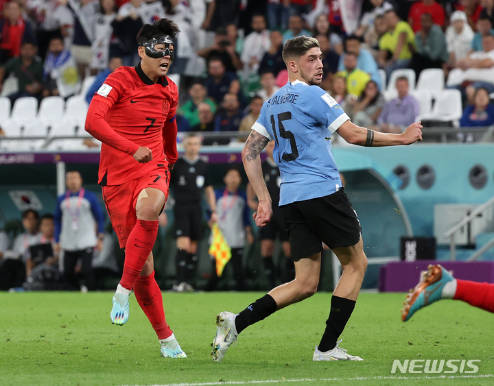 [알라이얀(카타르)=뉴시스] 조성우 기자 = 24일(현지시간) 카타르 알라이얀 에듀케이션 시티 스타디움에서 열린 2022 카타르 월드컵 H조 1차전 대한민국과 우루과이의 경기, 한국 손흥민이 슈팅을 하고 있다. 2022.11.25. xconfind@newsis.com