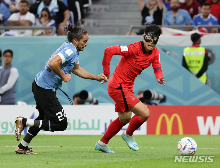 [알라이얀(카타르)=뉴시스] 조성우 기자 = 24일(현지시간) 카타르 알라이얀 에듀케이션 시티 스타디움에서 열린 2022 카타르 월드컵 H조 1차전 대한민국과 우루과이의 경기, 한국 손흥민이 드리블 돌파하고 있다. 2022.11.25. xconfind@newsis.com