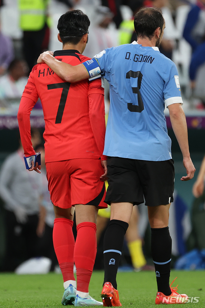 [알라이얀(카타르)=뉴시스] 백동현 기자 = 24일(현지시간) 카타르 알라이얀 에듀케이션 시티 스타디움에서 열린 2022 카타르 월드컵 H조 1차전 대한민국과 우루과이의 경기, 전반전이 끝나고 양팀 주장 손흥민과 디에고 고딘이 어깨동무하고 있다. 2022.11.25. livertrent@newsis.com