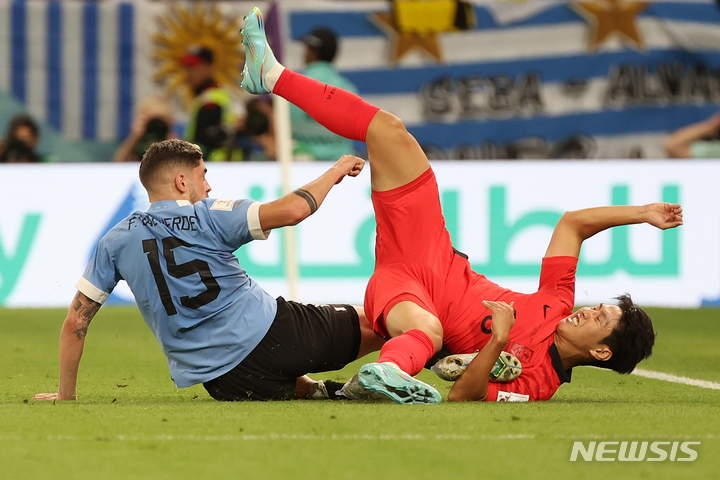 [알라이얀(카타르)=뉴시스] 백동현 기자 = 24일(현지시간) 카타르 알라이얀 에듀케이션 시티 스타디움에서 열린 2022 카타르 월드컵 H조 1차전 대한민국과 우루과이의 경기, 우루과이 발베르데가 이강인에게 강한 태클을 하고 있다. 2022.11.25. livertrent@newsis.com