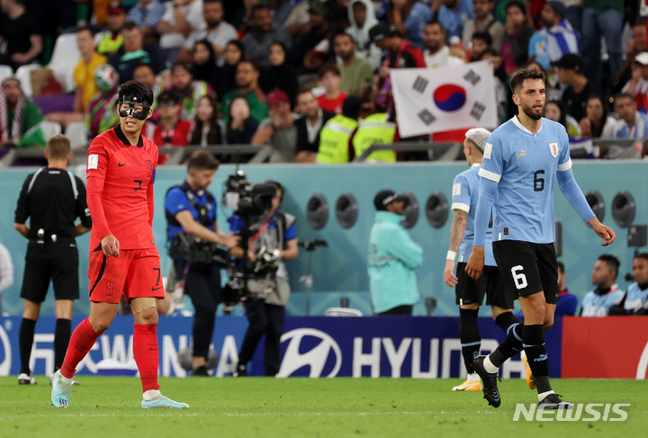 [알라이얀(카타르)=뉴시스] 조성우 기자 = 24일(현지시간) 카타르 알라이얀 에듀케이션 시티 스타디움에서 열린 2022 카타르 월드컵 H조 1차전 대한민국과 우루과이의 경기, 한국 손흥민이 0-0 상황에서 경기 종료가 임박하자 아쉬워하고 있다. 2022.11.25. xconfind@newsis.com