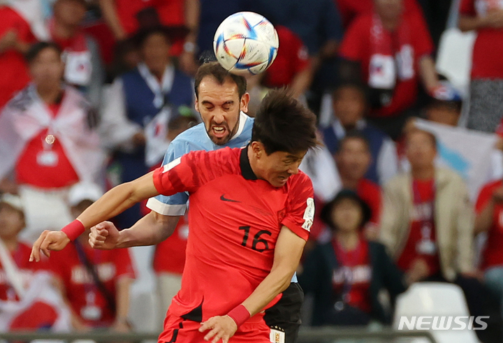 [알라이얀(카타르)=뉴시스] 조성우 기자 = 24일(현지시간) 카타르 알라이얀 에듀케이션 시티 스타디움에서 열린 2022 카타르 월드컵 H조 1차전 대한민국과 우루과이의 경기, 한국 나상호가 우루과이 누녜스를 수비하고 있다. 2022.11.25. xconfind@newsis.com