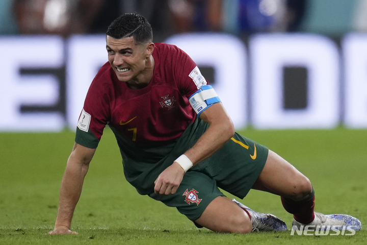 [도하=AP/뉴시스] 포르투갈의 크리스티아누 호날두가 25일(한국시간) 카타르 도하 스타디움 974에서 열린 가나와 2022 FIFA 카타르 월드컵 H조 첫 경기에서 넘어진 뒤 아쉬운 표정을 짓고 있다. 2022.11.25.