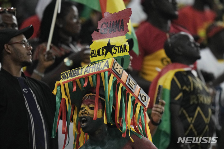[루사일=AP/뉴시스] 월드컵 H조 가나 팬들이 24일(현지시간) 카타르 도하 974 스타디움에서 열린 가나와 포르투갈 경기 시작에서 응원을 펼치고 있다. 2022.11.29.