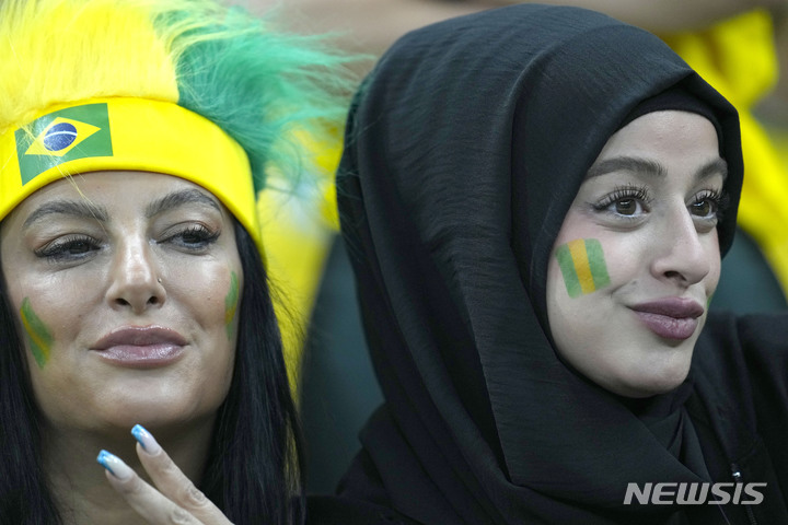 [루사일=AP/뉴시스] 월드컵 G조 브라질 팬들이 24일(현지시간) 카타르 루사일의 루사일 스타디움에서 열린 세르비아와 브라질 경기가 시작되기를 기다리며 관중석에서 응원하고 있다. 2022.11.29.