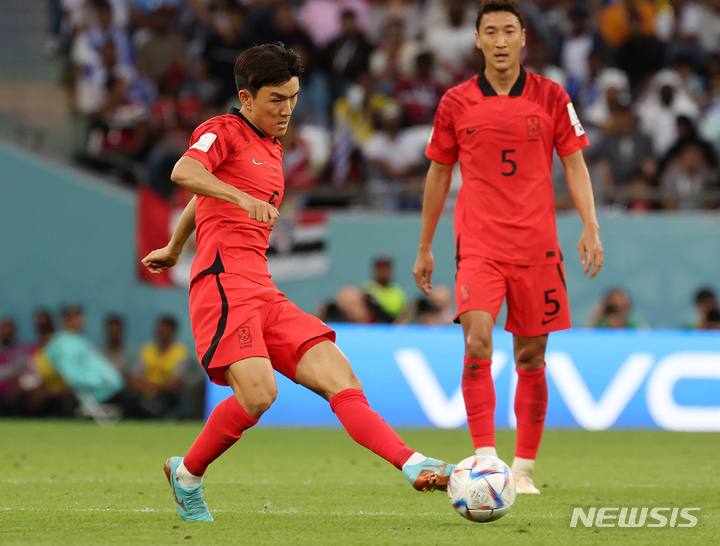 [알라이얀(카타르)=뉴시스] 백동현 기자 = 24일(현지시간) 카타르 알라이얀 에듀케이션 시티 스타디움에서 열린 2022 카타르 월드컵 H조 1차전 대한민국과 우루과이의 경기, 황인범이 패스하고 있다. 2022.11.25. livertrent@newsis.com