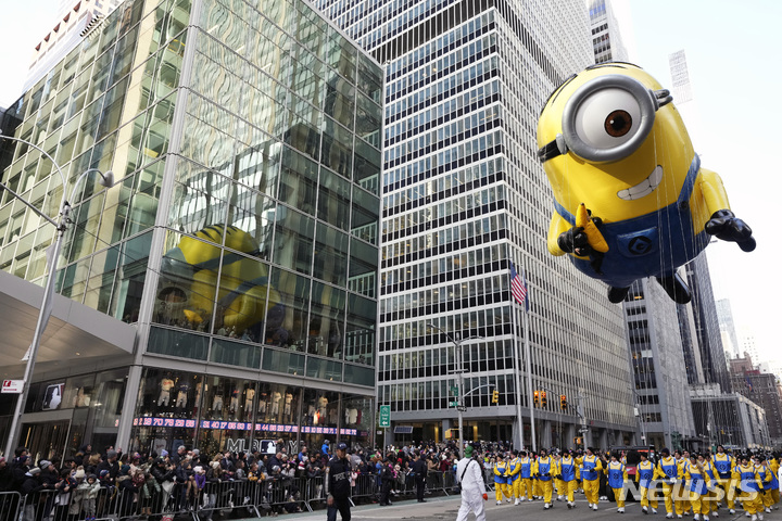 [뉴욕=AP/뉴시스] 추수감사절인 24일(현지시간) 미국 뉴욕에서 메이시스 백화점이 마련한 추수감사절 퍼레이드가 열려 미니언 스튜어트 풍선이 떠다니고 있다. 올해 96회를 맞은 이 퍼레이드는 메이시스 백화점이 추수감사절을 이용해 판촉 행사로 시작한 것이 미국 추수감사절 대표 행사로 자리 잡았다. 2022.11.25.
