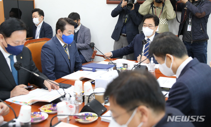 [서울=뉴시스] 전진환 기자 = 우원식 소위원장이 25일 오전 국회에서 열린 예산결산특별위원회 제6차 예산안등조정소위원회에서 의사봉을 두드리고 있다.2022.11.24. amin2@newsis.com