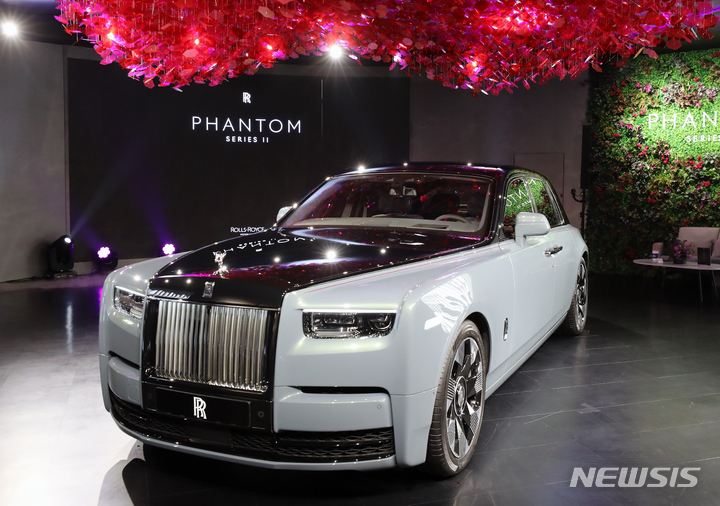 [서울=뉴시스] 김금보 기자 = 25일 오전 서울 종로구 세종문화회관 야외 광장에서 열린 '롤스로이스 팬텀 시리즈 Ⅱ' 출시 행사에서 차량이 공개되고 있다. 2022.11.25. kgb@newsis.com