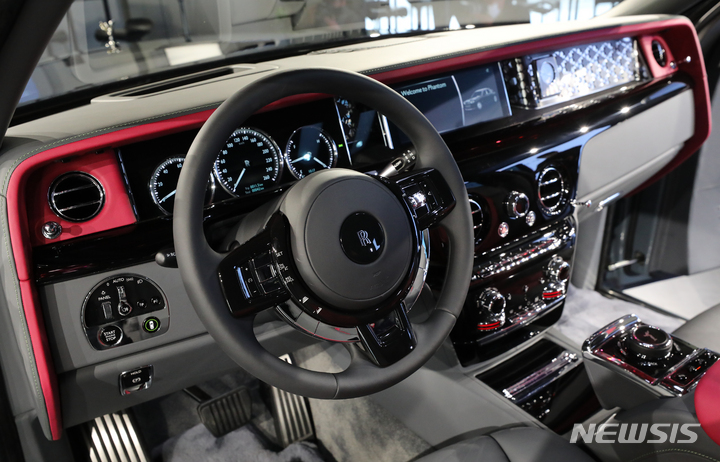 [서울=뉴시스] 김금보 기자 = 25일 오전 서울 종로구 세종문화회관 야외 광장에서 열린 '롤스로이스 팬텀 시리즈 Ⅱ' 출시 행사에서 차량이 공개되고 있다. 2022.11.25. kgb@newsis.com