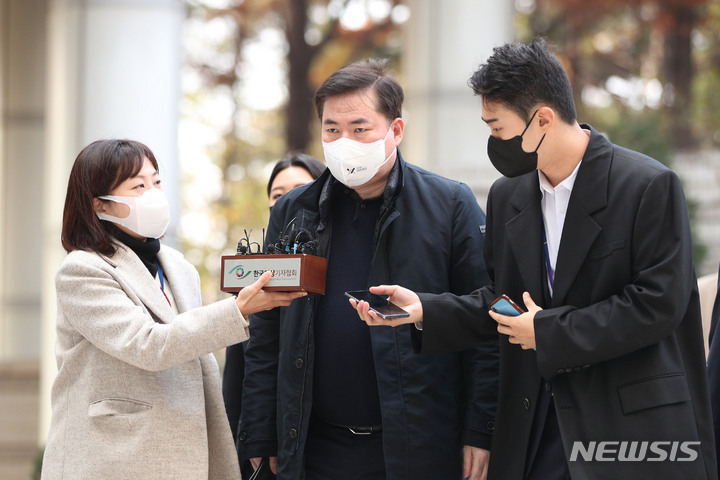 [서울=뉴시스] 조수정 기자 = 유동규 전 성남도시개발공사 기획본부장이 25일 오전 서울 서초구 서울중앙지법에서 열린 대장동 개발 사업 로비·특혜 의혹 관련 1심 속행 공판에 출석하고 있다. (공동취재사진) 2022.11.25. chocrystal@newsis.com