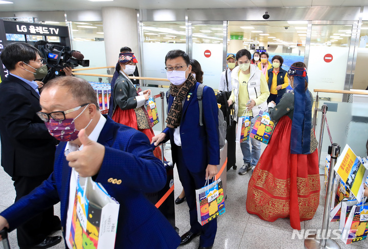 [제주=뉴시스] 우장호 기자 = 25일 오전 제주국제공항 1층 국제선 도착장에서 제주관광공사 주최로 제주-타이베이 재취항 기념 환영행사가 열리고 있다. 제주-타이베이 노선이 재취항한 것은 코로나19 확산 이후 2년9개월여 만이다. 2022.11.25. woo1223@newsis.com