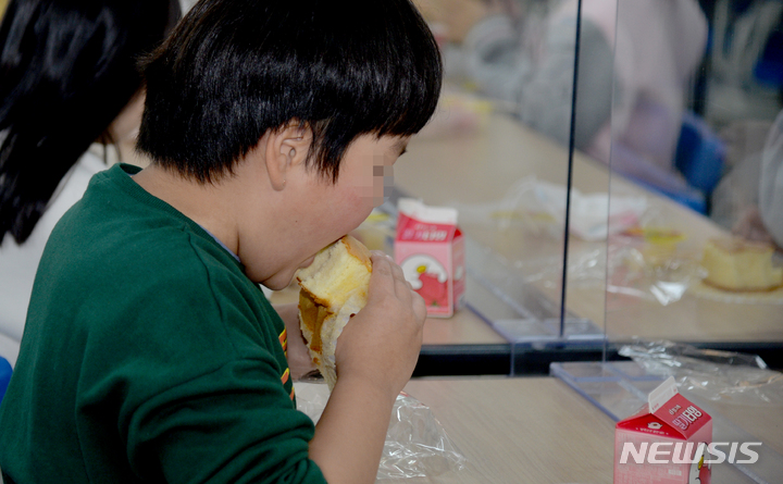[광주=뉴시스] 류형근 기자 = 전국학교비정규직노동조합이 총파업을 단행한 가운데 25일 오전 광주 광산구 한 초등학교 급식실에서 초등학생들이 '빵·우유'로 급식을 대신하고 있다. 2022.11.25. hgryu77@newsis.com