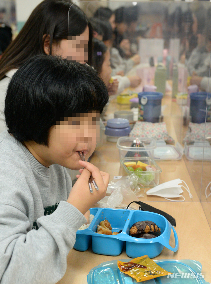 [울산=뉴시스] 배병수 기자 = 학교 비정규직 노동자 총파업 돌입한 25일 울산 중구 모 초등학교 급식실에서 학생들이 개인도시락으로 점심을 먹고 있다. 2022.11.25. bbs@newsis.com