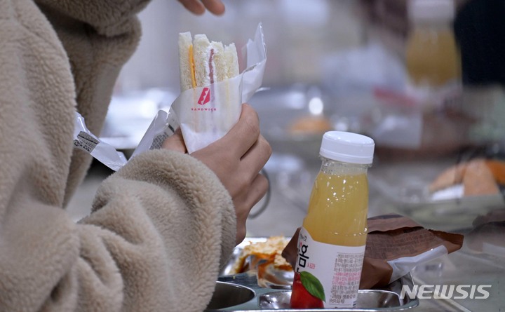 학교비정규직 31일 총파업…빵·우유 대체 급식 