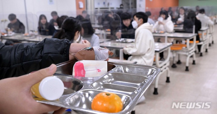 [서울=뉴시스] 사진공동취재단 = 학교비정규직노동자들이 정규직과 임금 차별 해소 등을 요구하며 총파업에 돌입한 가운데 25일 서울시 성동구의 한 중학교에서 학생들이 급식 대신 샌드위치와 머핀등 대체 급식을 받아가고 있다. (위 사진은 '11월 25일 학교비정규직노동자파업 관련' 외의 다른 보도에는 절대 사용금지) 2022.11.25. photo@newsis.com