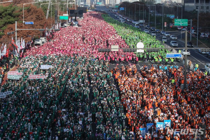 [서울=뉴시스] 김선웅 기자 = 민주노총 공공부문 비정규직 파업위원회 소속 공공운수노조, 민주일반연맹, 서비스연맹이 25일 서울 여의도에서 공공부문비정규직 총파업대회를 열고 실질임금 삭감대책 마련, 복지수당차별 완전철폐, 공무직위원회 상설화, 자회사 등 공공비정규직 구조조정 중단, 직무성과급제 저지, 공무직 법제화 등을 촉구하고 있다. 2022.11.25. mangusta@newsis.com