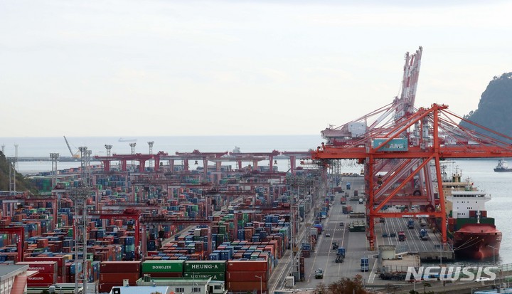 [부산=뉴시스] 하경민 기자 = 민주노총 공공운수노조 화물연대본부 총파업 이틀째인 25일 부산 남구 신선대부두 야적장에 컨테이너가 쌓여가고 있다. 화물연대는 안전운임제 일몰제 폐지와 대상 품목 확대 등을 요구하며 총파업에 나섰다. 2022.11.25. yulnetphoto@newsis.com