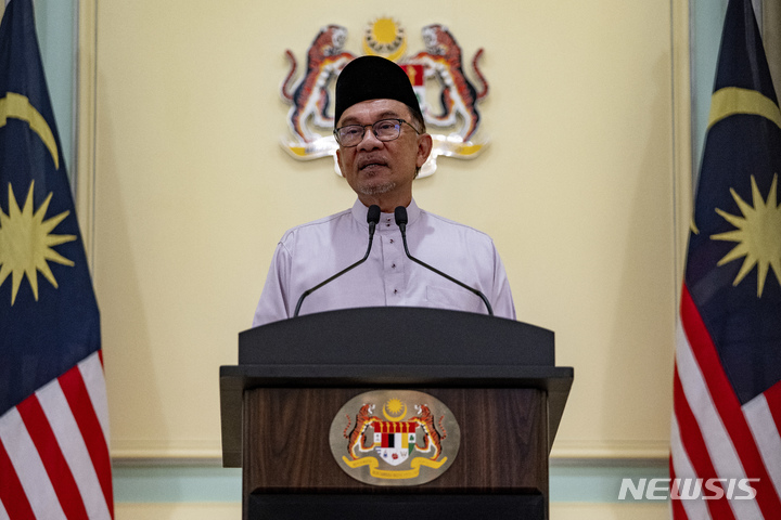 [푸트라자야=AP/뉴시스] 지난해 11월 취임한 말레이시아 안와르 이브라힘 총리가 29일부터 내달 1일까지 4일 일정으로 중국을 방문한다. 사진은 지난해 11월 25일 안와르 총리가 총리실에서 취임 첫날 기자회견 중인 모습. 2022.11.25.