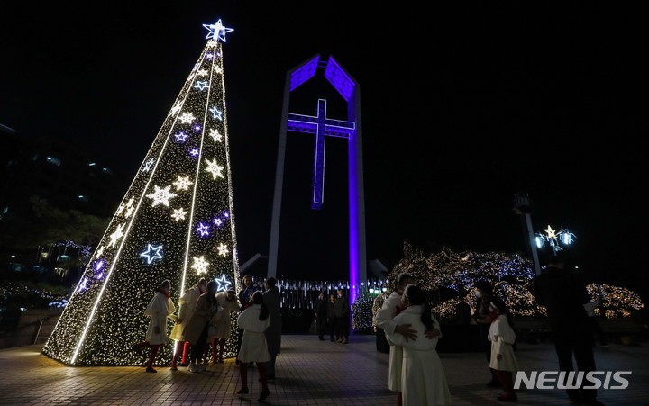 [서울=뉴시스] 김선웅 기자 = 크리스마스를 한 달 앞둔 지난달 25일 서울 여의도순복음교회에서 성탄트리가 불을 밝히고 있다. 2022.11.25. mangusta@newsis.com