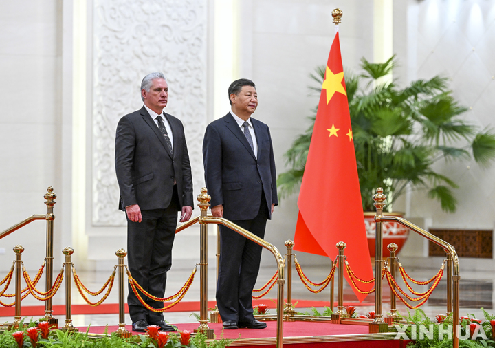 [베이징=신화/뉴시스] 중국이 미국 본토와 가까운 쿠바에 도청 기지를 건설하기로 쿠바와 비밀 합의했다는 주장이 제기됐다. 사진은 지난해 11월 25일 중국 베이징 인민대회당에서 열린 환영식에서 시진핑 중국 국가주석과 미겔 디아스카넬 쿠바 대통령이 나란히 서있는 모습. 2023.06.09 