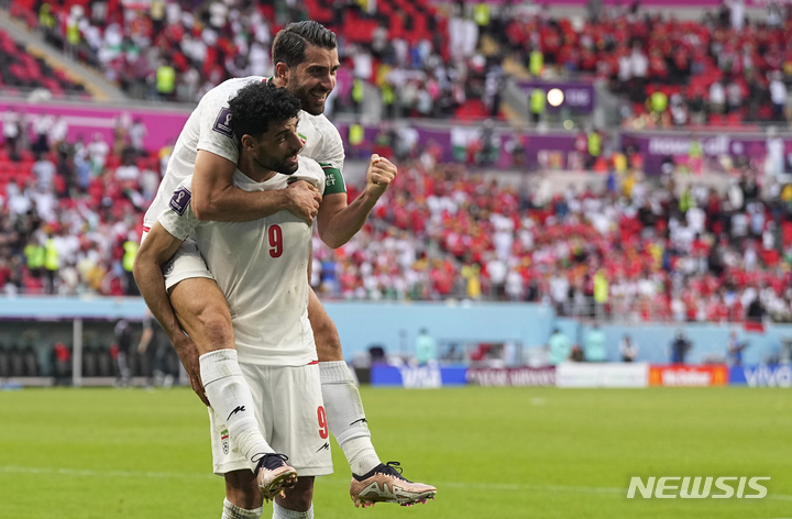 [알라이얀=AP/뉴시스]이란 축구대표팀  카림 안사리파드(위)와 메흐드 타레미. 2022.11.25.