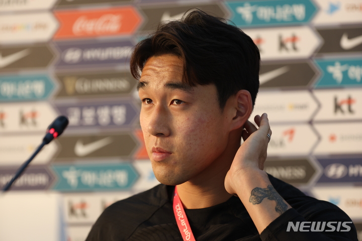 [도하(카타르)=뉴시스] 조성우 기자 = 대한민국 축구대표팀 송민규가 25일(현지시간) 오후 카타르 도하 알 에글라 트레이닝센터에서 인터뷰를 진행하고 있다. 2022.11.25. xconfind@newsis.com