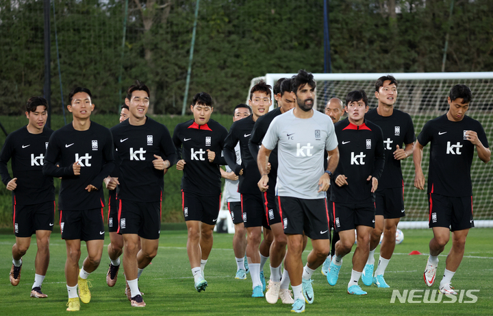 [도하(카타르)=뉴시스] 조성우 기자 = 대한민국 축구대표팀 선수들이 25일(현지시간) 오후 카타르 도하 알 에글라 트레이닝센터에서 훈련하고 있다. 2022.11.25. xconfind@newsis.com