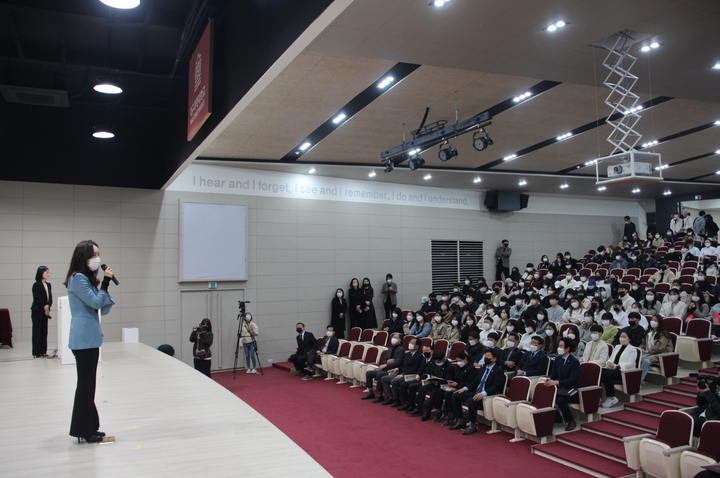 대구과학대학교가 교내 캠퍼스 일원에서 개최한 전문대학 혁신지원 사업 TSU 한별 참교육 교육성과 공유회에서 박지은 총장이 격려하고 있다. *재판매 및 DB 금지