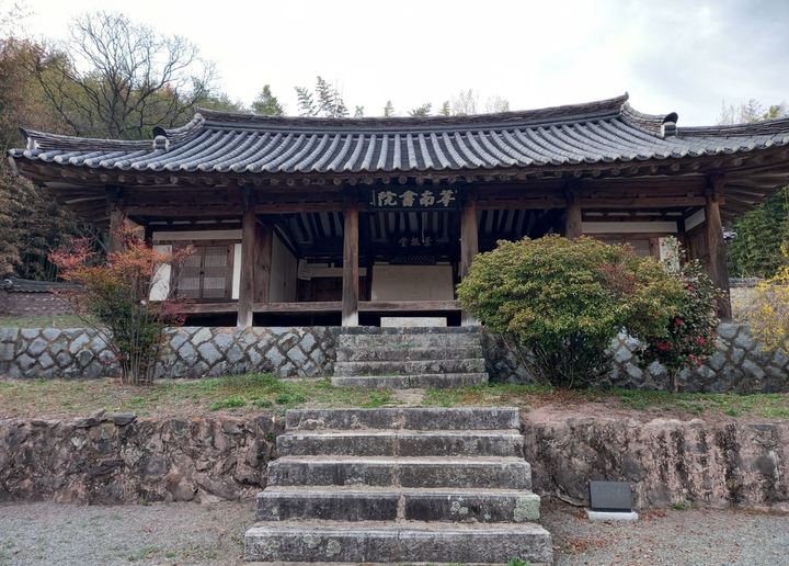 박위 장군과 그의 아들 박기(朴耆) 부자를 함께 기리기 위한 밀양시 무안면의 신남서원 전경. *재판매 및 DB 금지