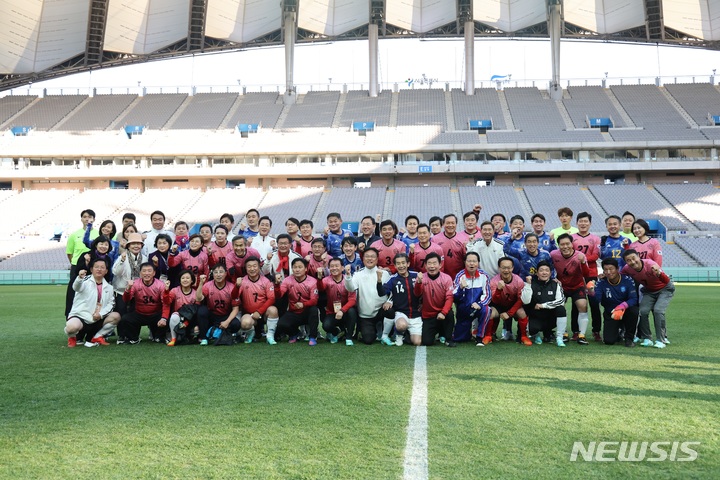 [서울=뉴시스]김승민 기자 = 제12회 한일 국회의원 축구대회가 26일 오후 서울 마포구 서울월드컵경기장에서 열리고 있다. (사진=국회의장실 제공) 2022.11.26. photo@newsis.com 