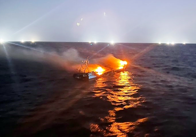 [통영=뉴시스] 신정철 기자= 26일 오후 4시 30분께 경남 통영시 욕지도 남서방 약 17해리 해상에서 낚시객 등 16명을 태우고 조업 중이던 9.77t급 낚시어선 A호에 화재가 발생, 통영해양경찰서 경비함정이 진화 중이다. 다행히 승선원은 인근에 있던 낚시어선에 모두 대피했다..(사진=통영헤경 제공).2022.11.26. photo@newsis.com *재판매 및 DB 금지