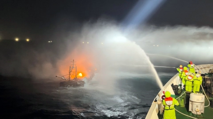 [통영=뉴시스] 신정철 기자= 26일 오후 4시 30분께 경남 통영시 욕지도 남서방 약 17해리 해상에서 낚시객 등 16명을 태우고 조업 중이던 9.77t급 낚시어선 A호에서 화재가 발생, 통영해양경찰서 경비함정이 화재를 진화하고 있다.(사진=통영헤경 제공).2022.11.26. photo@newsis.com *재판매 및 DB 금지