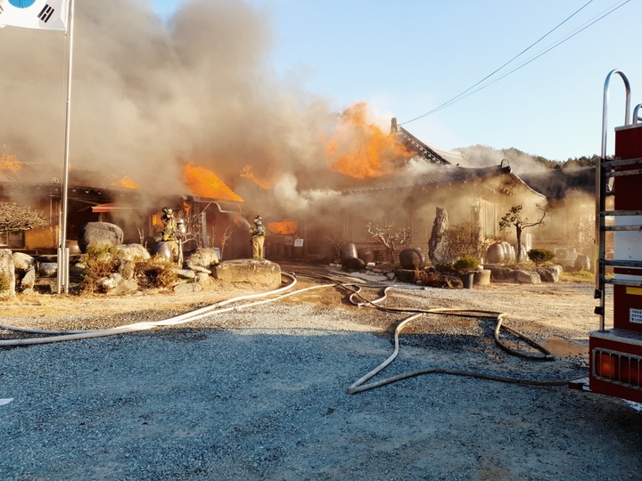 26일 오후 3시30분께 충북 충주시 주덕읍 대곡리 한 식당에서 불이 나 소방대원들이 잔화작업을 벌이고 있다. 불은 1시간 30여분 만에 진화됐다. (사진=충북도소방본부 제공) *재판매 및 DB 금지