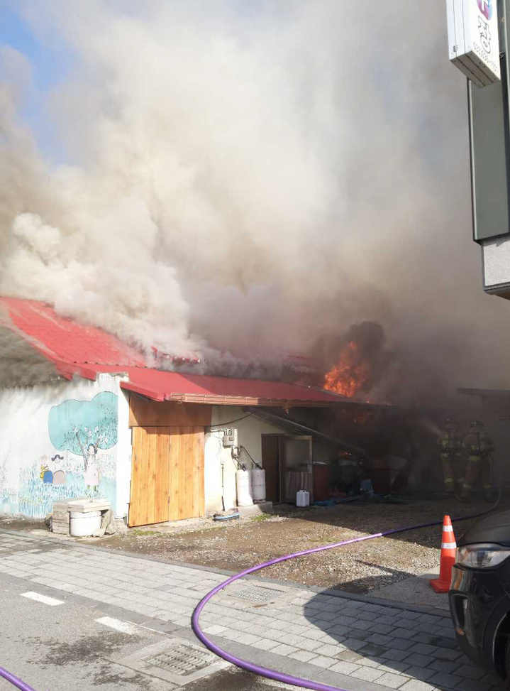 [평창=뉴시스] 김경목 기자 = 26일 오전 평창소방서 소방관들이 강원 평창군 진부면 하진부리 화재 현장에서 불을 끄고 있다. (사진=평창소방서 제공) 2022.11.26. photo@newsis.com *재판매 및 DB 금지