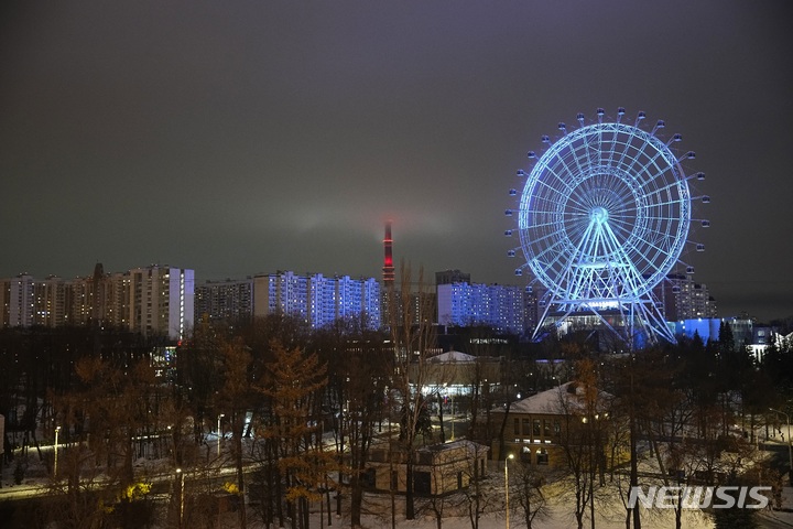 [모스크바=AP/뉴시스] 9일(현지시간) 러시아 모스크바 방송국이 해킹 돼 허위 공습 경보가 발령됐다. 사진은 지난해 11월25일 촬영한 것으로, 러시아 TV-라디오 네트워크가 소유 중인 모스크바 오스탄킨스카야 타워가 대관람차 옆에 서 있는 것이 보인다. 2023.03.10.