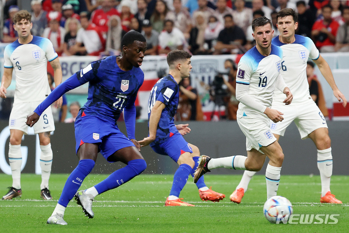 [알카우르(카타르)=뉴시스] 백동현 기자 = 25일(현지시간) 카타르 알코르에 위치한 알베이트 스타디움에서 열린 2022 카타르 월드컵 조별리그 B조 2차전 잉글랜드와 미국의 경기, 미국 티모시 웨아가 패스하고 있다. 2022.11.26. livertrent@newsis.com