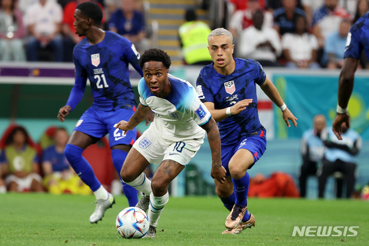 [알카우르(카타르)=뉴시스]  25일 카타르 알코르에 위치한 알베이트 스타디움에서 열린 2022 카타르 월드컵 조별리그 B조 2차전 잉글랜드와 미국의 경기에서 잉글랜드의 라힘 스털링(가운데)이 미국 수비망을 돌파하고 있다. 